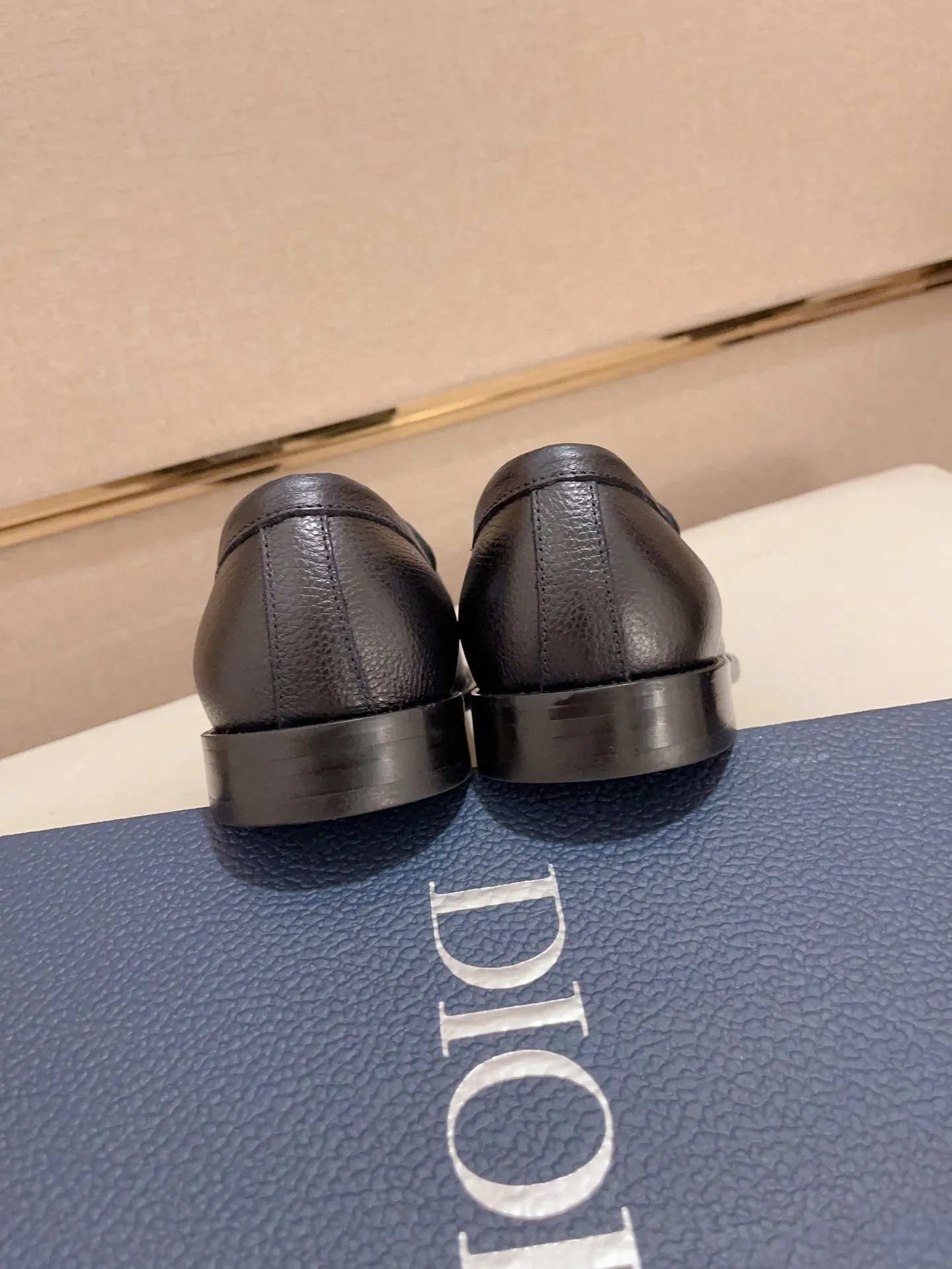 Men's shoes 💰: 560💰 High-end version of Dior Dior's new series. Famous actors and internet celebrities wear super popular designs. The sculptures of French artist Niki de Saint Phalle are designed as rings. Material: Imported original material ➕Painted cowhide Foot pads: cowhide Outsole: Rubber outsole Men's shoe size: 38~44 Can be customized to size 45